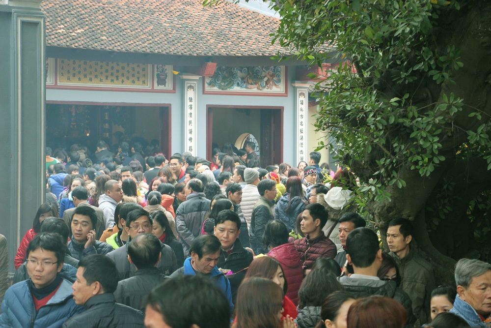 Hà Nội: “Mướt mồ hôi” dâng lễ cầu may trong Phủ Tây Hồ - 10 Sân ngoài Phủ Tây Hồ không còn chỗ trống