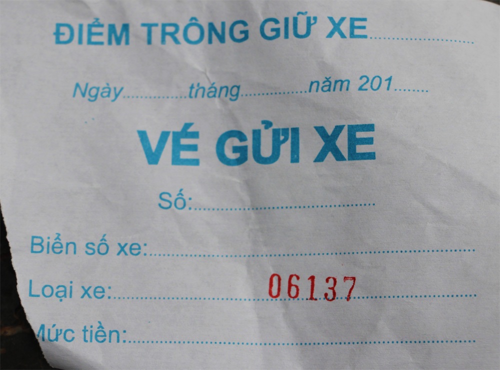 Tuy nhiên, nhiều điểm trông giữ xe đã sử dụng những mẫu vé sai qui định như trong ảnh để thu phí gửi cao hơn so với qui định (ảnh: Nguyễn Dương)