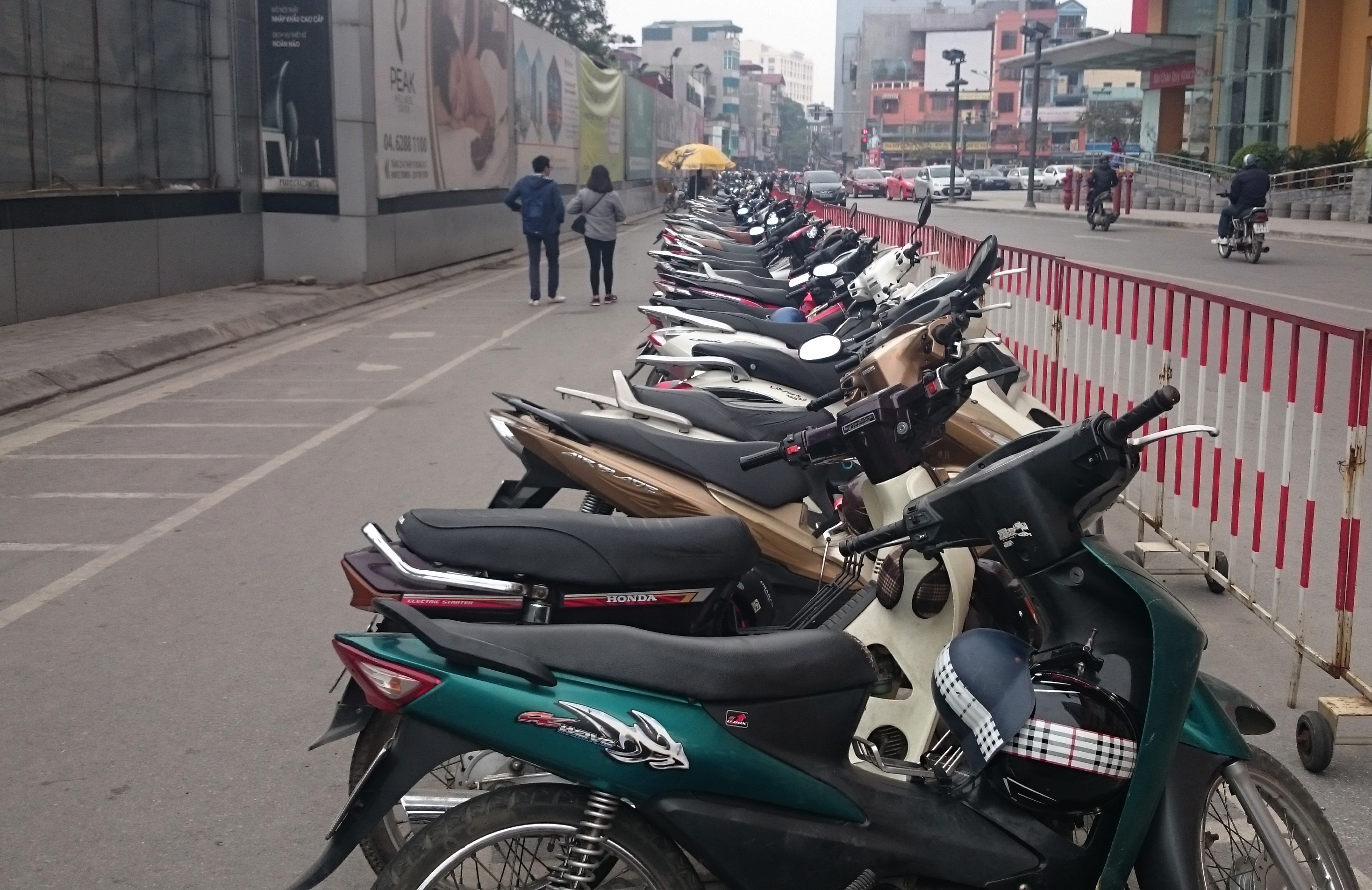 Các điểm trông giữ xe ở Hà Nội đang “nương tay” chặt chém? - 3 Điểm trông giữ xe máy tại sân của Trung tâm thương mại (229 Tây Sơn, Đống Đa) được thu với mức phí là 10.000 đồng/xe/lượt.