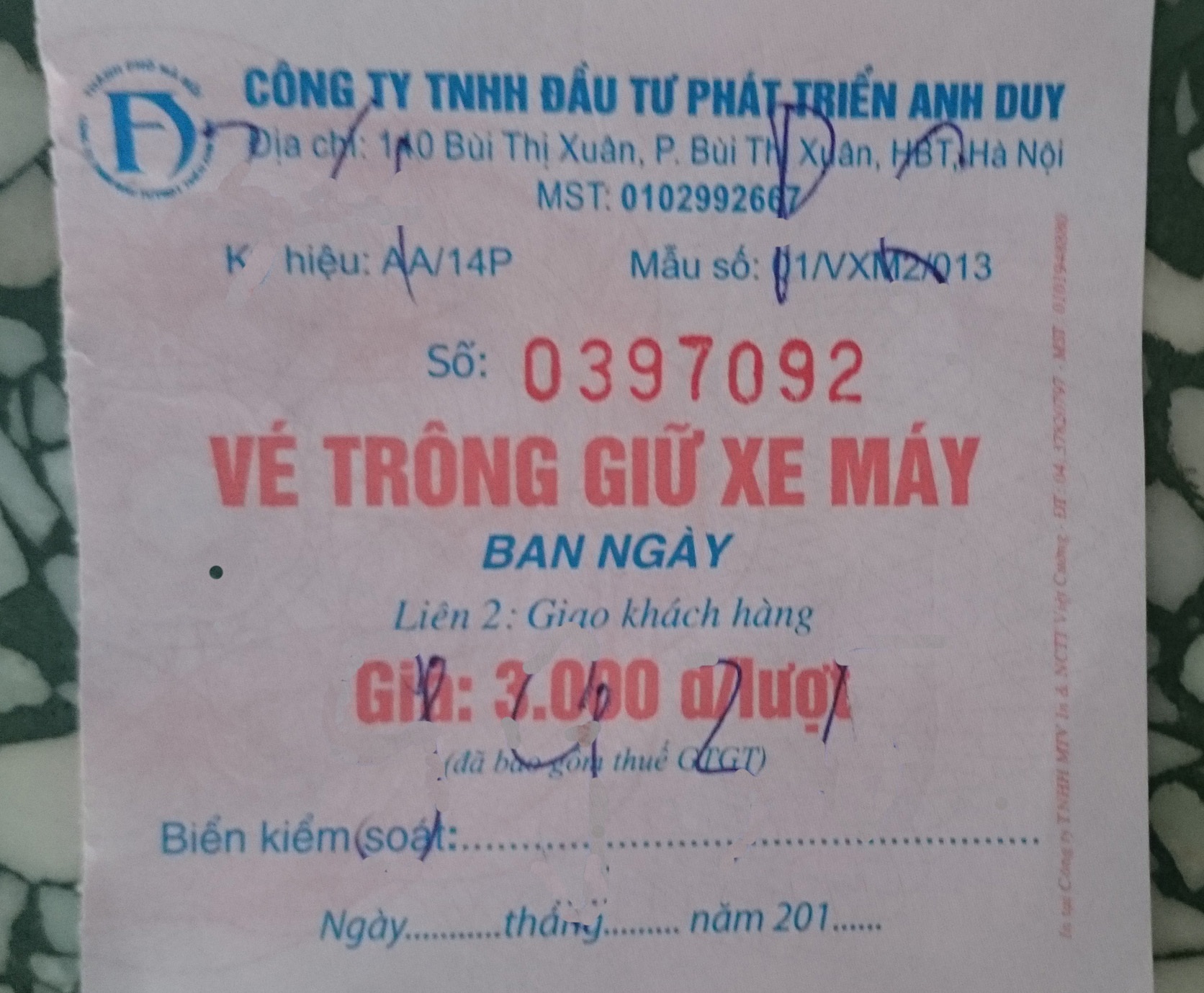 Các điểm trông giữ xe ở Hà Nội đang “nương tay” chặt chém? - 5
Mặc dù trên vé ghi mức phí gửi 3.000 đồng/xe/lượt đối với xe máy, nhưng ngày 19/2, điểm trông giữ xe khu vực Bệnh viện mắt Trung ương (85 Bà Triệu, Hai bà Trưng) vẫn thu 5.000 đồng/xe/lượt.
