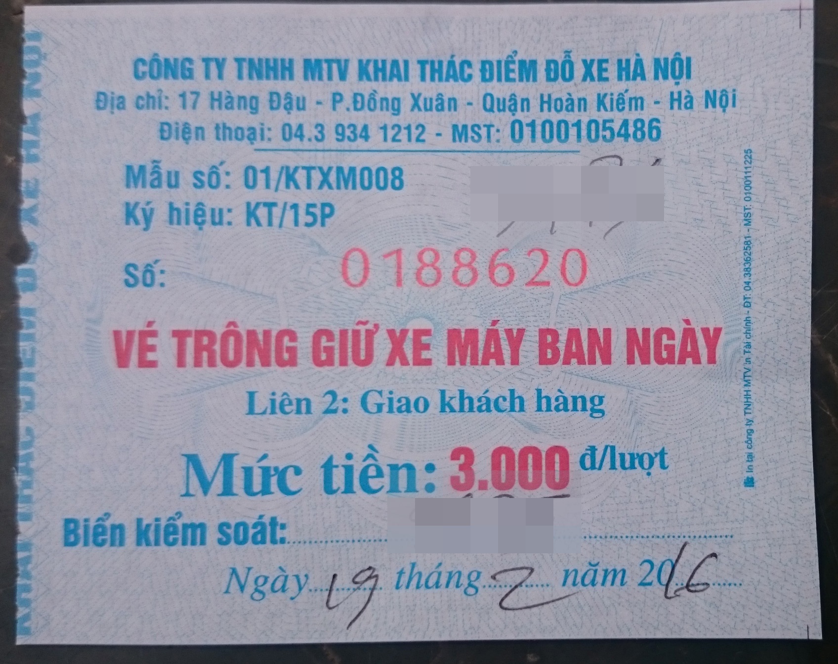 Các điểm trông giữ xe ở Hà Nội đang “nương tay” chặt chém? - 2 Điểm trông giữ xe trên phố Lê Lai đã thu đúng giá vé theo qui định