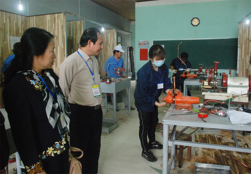Có nghề trong tay sẽ định hướng được tương lai - 3 Thí sinh Cao Nguyễn Lam Phương đang thực hiện phần thi nghề đường ống nước