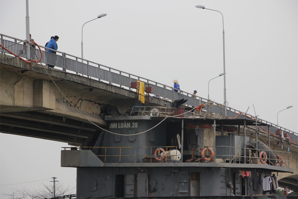 Vụ tàu thủy đâm vỡ dầm cầu: Chiều nay “gỡ” tàu, phá dầm cầu hỏng - 1 Chiều nay (17/3), đơn vị chức năng sẽ tiến hành gỡ tàu thủy Thành Luân 28 và phá dầm cầu An Thái bị con tàu này đâm hỏng phía dưới ngày 6/3 (ảnh: Nguyễn Dương)