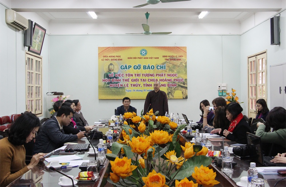 Tượng Phật Ngọc hòa bình thế giới trở lại Việt Nam - 1 Quang cảnh buổi gặp gỡ báo chí về việc tôn trí (trưng bày) Phật Ngọc hòa bình thế giới tại Chùa Hoằng Phúc (Lệ Thủy, Quảng Bình)