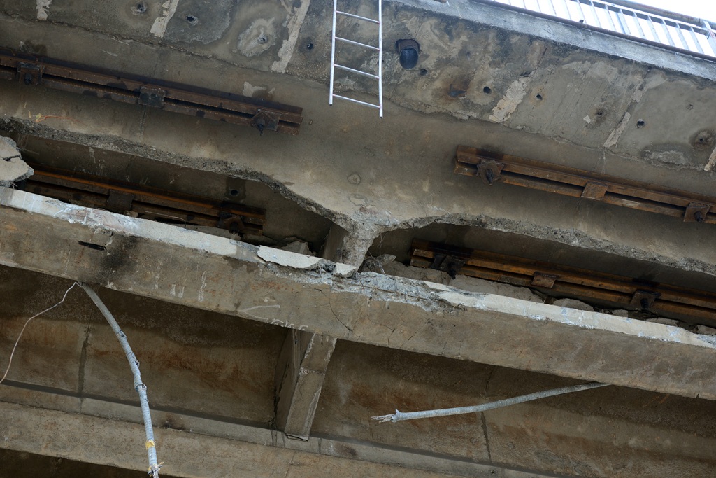 Cận cảnh “vết thương” cây cầu bị tàu 3.000 tấn đâm - 10