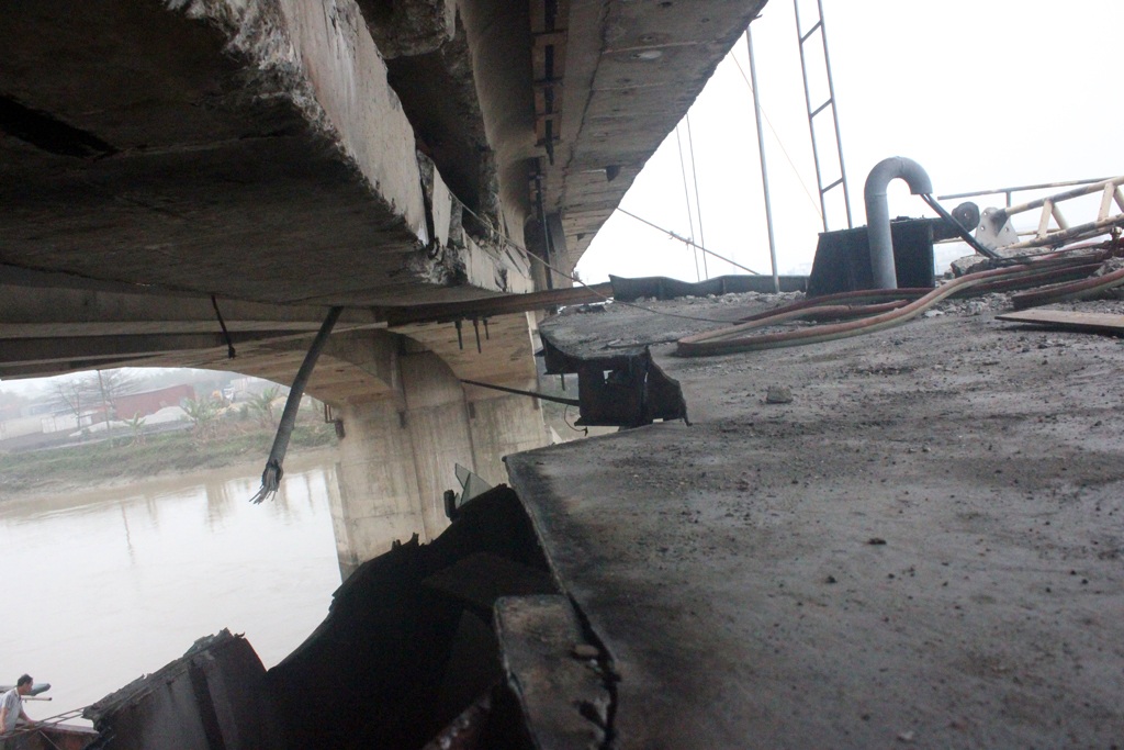 Cận cảnh “vết thương” cây cầu bị tàu 3.000 tấn đâm - 2