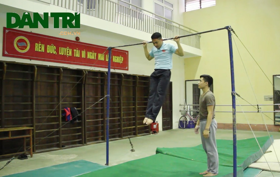 Các động tác tập luyện đơn giản với xà đơn giúp nâng cao sức khỏe - 3 Động tác co tay xà đơn với tay nắm rộng hơn vai