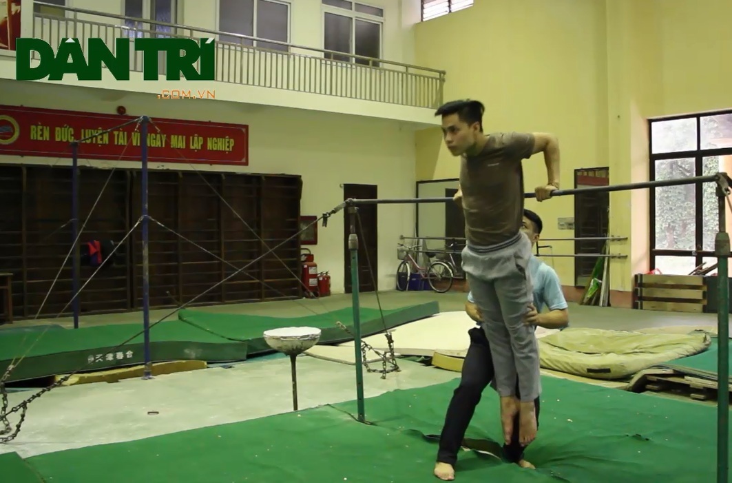 Các động tác tập luyện đơn giản với xà đơn giúp nâng cao sức khỏe - 8 Động tác chống đẩy xà đơn từ ngồi chống trước