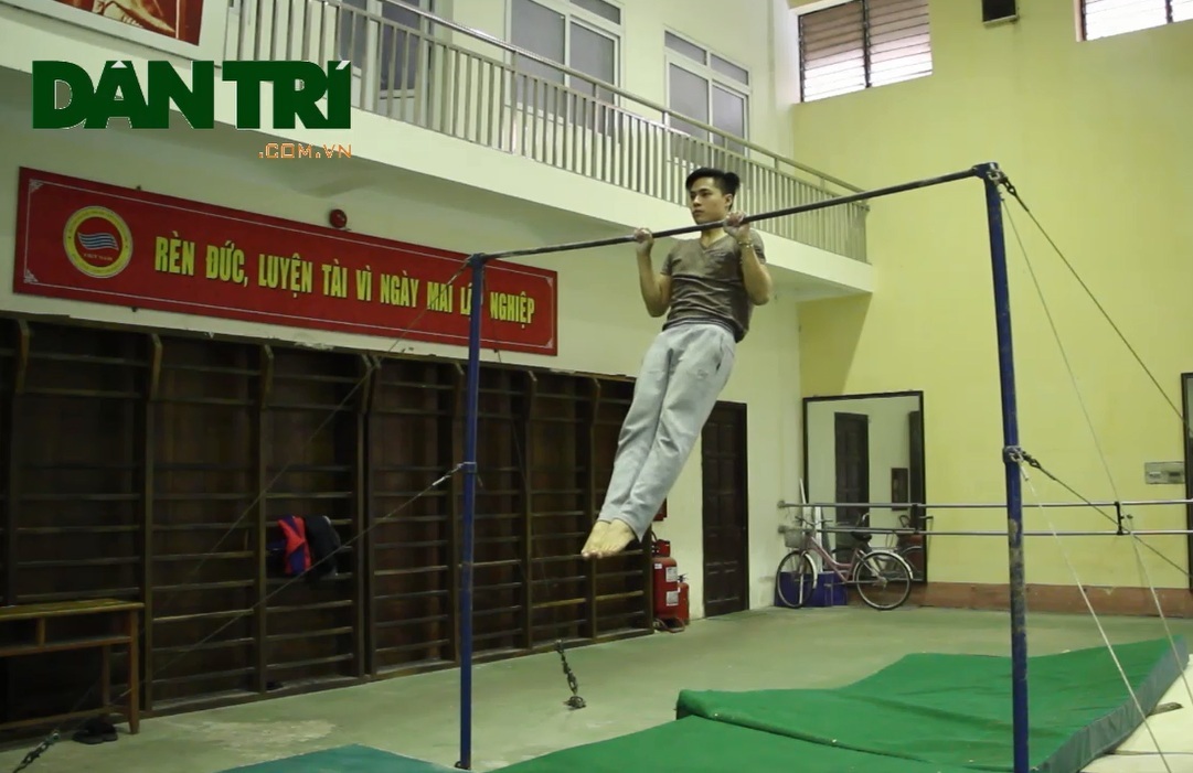 Các động tác tập luyện đơn giản với xà đơn giúp nâng cao sức khỏe - 1 Động tác co tay xà đơn tay nắm sấp