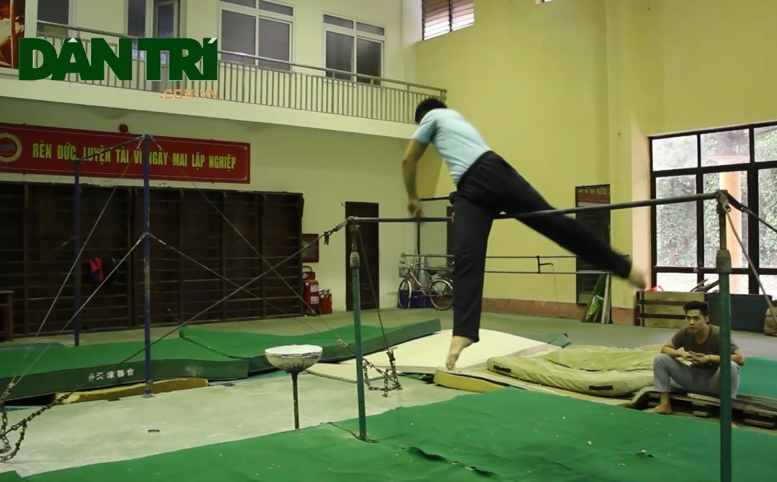 Các động tác tập luyện đơn giản với xà đơn giúp nâng cao sức khỏe - 9 Động tác lăng vượt chân thành ngồi chống dạng