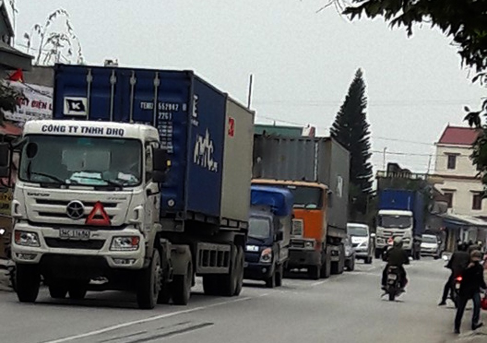 Bộ GTVT yêu cầu nghiên cứu giảm phí trên quốc lộ 5 - 3 Lượng xe container, xe tải hạng nặng gia tăng đột biến trên tuyến đường tỉnh 391, nguyên nhân là do các phương tiện này tránh trạm thu phí trên QL5 và cao tốc Hà Nội - Hải Phòng.