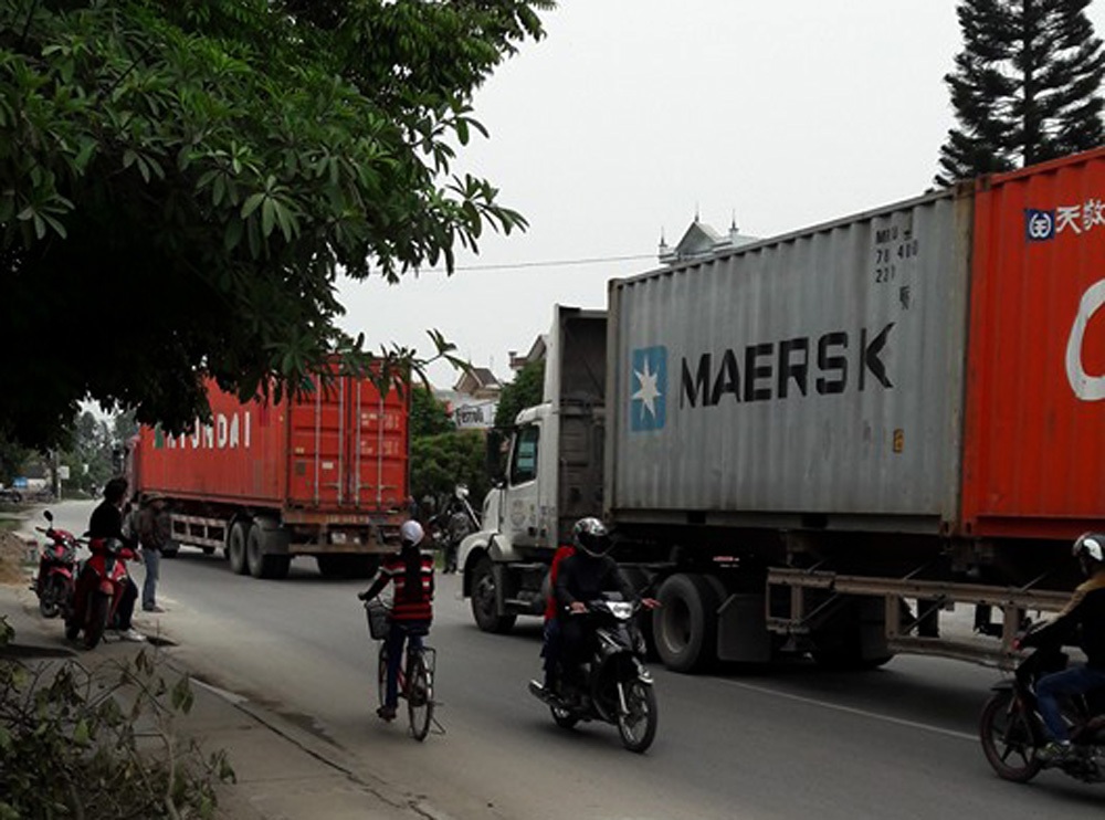 Đường tỉnh oằn mình “cõng” xe container thay quốc lộ 5 - 2 Đường tỉnh 391 hàng ngày phải oằn mình cõng hàng ngàn lượt xe container, xe tải hạng nặng thay cho quốc lộ 5 vì giá cước cao