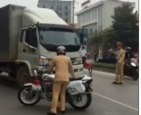 Chiếc xe tải chuẩn bị tông thẳng vào tổ công tác CSGT huyện Phù Ninh (ảnh cắt từ clip)