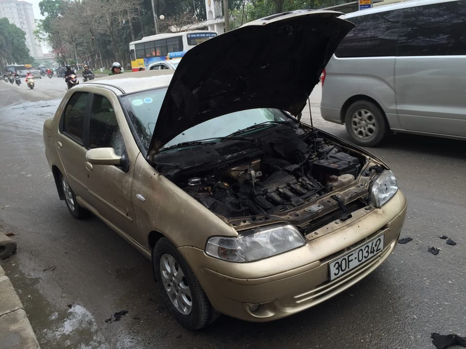 Đầu xe ô tô 4 chỗ bị hư hỏng khá nặng (ảnh: Nguyễn Dương)