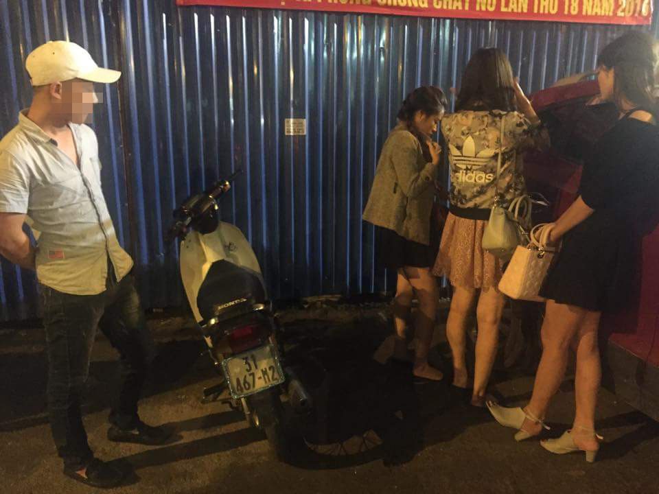 Gái “dịch vụ” cùng “người vận chuyển” sa lưới 141 - 1 Những cô gái dịch vụ cùng người vận chuyển liên tục sa lưới cảnh sát 141 vì vi phạm luật giao thông