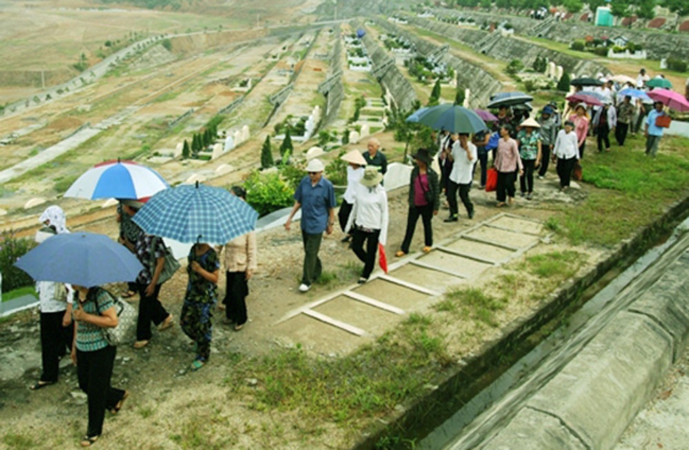 Người dân nô nức đi tảo mộ trong dịp Tết Thanh Minh - 1 Người dân nô nức đi tảo mộ dịp Tết Thanh Minh