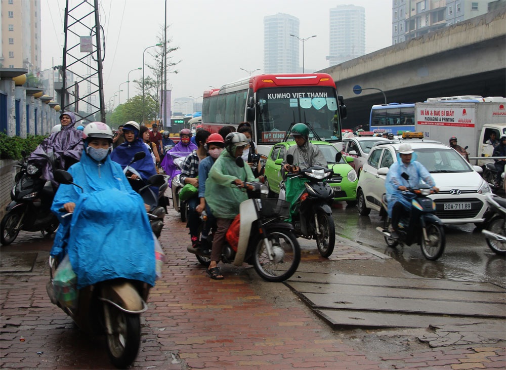 Dòng người đổ về quê nghỉ lễ, giao thông Hà Nội hỗn loạn - 8
Dự kiến từ giờ đến chiều tối, giao thông tại Hà Nội, đặc biệt khu vực gần các bến xe và tại các cửa ngõ sẽ càng lúc càng hỗn loạn, tắc nghẽn.