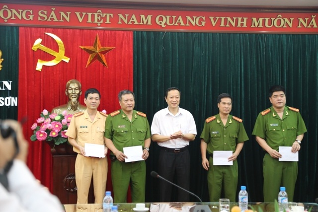 
Ông Phạm Ngọc Thưởng (đứng giữa) – Chủ tịch UBND tỉnh Lạng Sơn đã đến thăm, biểu dương, chúc mừng chiến công thành tích của Công an tỉnh Lạng Sơn
