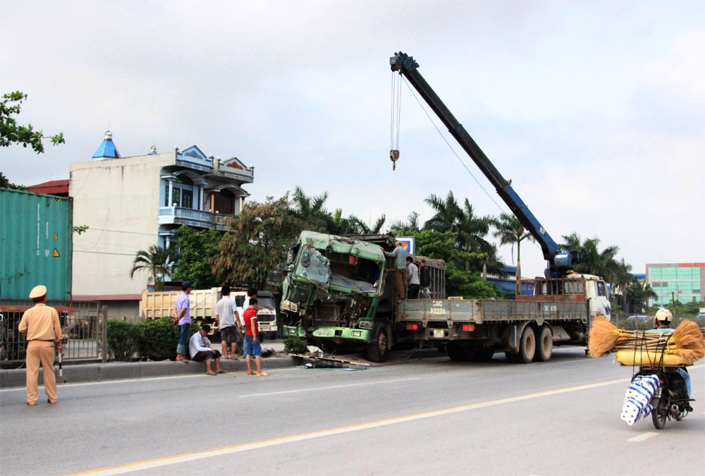 Lực lượng CSGT có mặt tại hiện trường để xử lý vụ việc và phân luồng giao thông