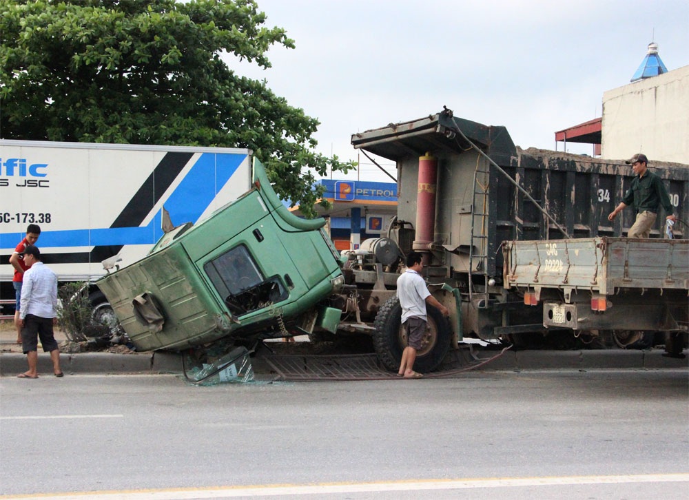 Xe tải “rụng đầu” sau cú lao lên dải phân cách - 5