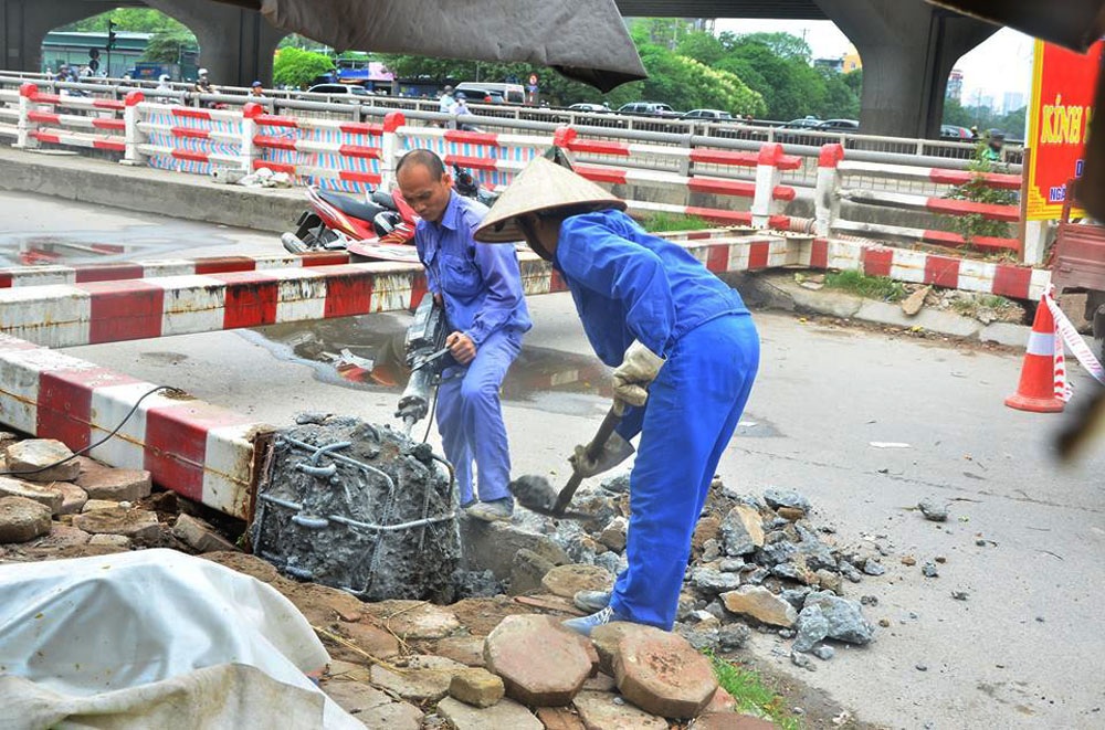 Hà Nội: Xe khách bỏ chạy sau khi “hạ gục” khung sắt hạn chế chiều cao - 2 Hà Nội: Xe khách bỏ chạy sau khi “hạ gục” khung sắt hạn chế chiều cao - 2