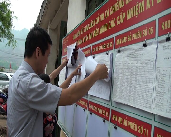 Cử tri huyện Sông Mã đang xem danh sách đại biểu ứng cử...