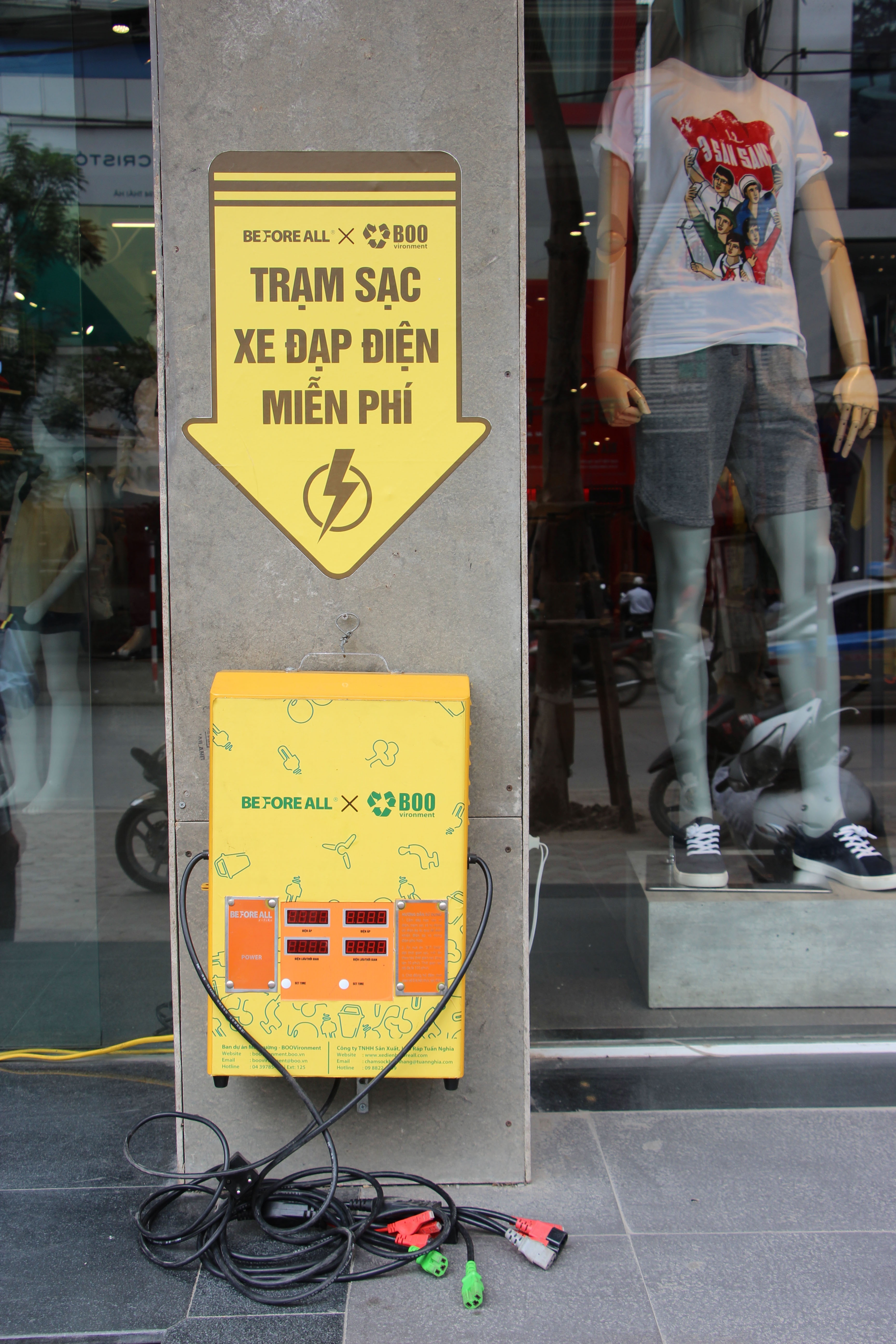 Đường phố Hà Nội lần đầu tiên có trạm sạc xe điện miễn phí - 1 Hà Nội mới xuất hiện những trạm sạc xe điện miễn phí như này trên tuyến phố Thái Hà, Bà Triệu, Điện Biên Phủ