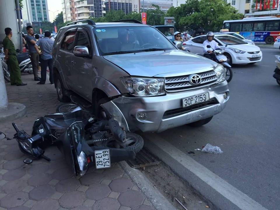 Hà Nội: Ô tô “hạ gục” liên tiếp 9 xe máy trên phố - 1 Hiện trường vụ tai nạn