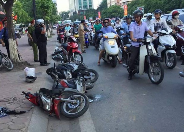 Hà Nội: Ô tô “hạ gục” liên tiếp 9 xe máy trên phố - 2 Vụ tai nạn xảy ra vào giờ cao điểm nên các phương tiện di chuyển trên phố Xã Đàn thời điểm đó khá khó khăn