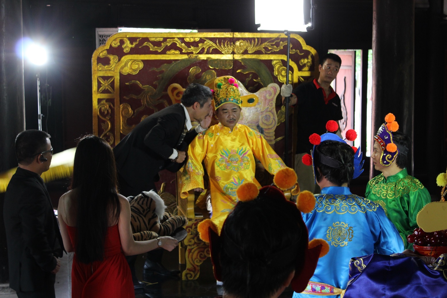 Các quan đại thần yết kiến nhà vua (cảnh trong phim)