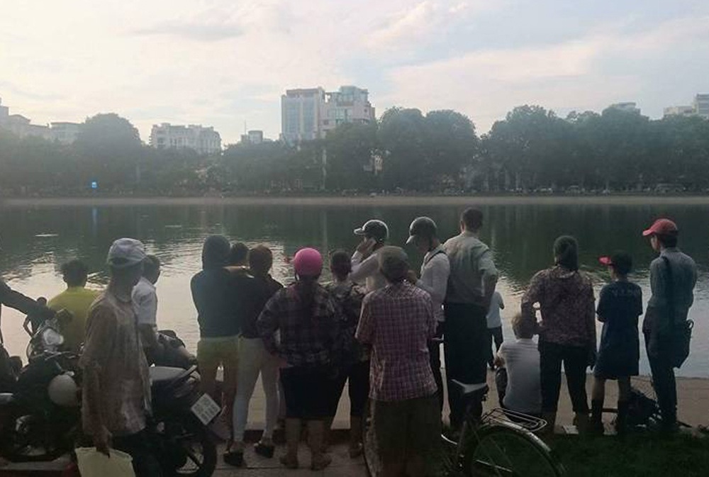 Hà Nội: Huy động người nhái tìm kiếm người đàn ông nhảy xuống hồ - 2 Rất đông người dân theo dõi diễn biến sự việc.