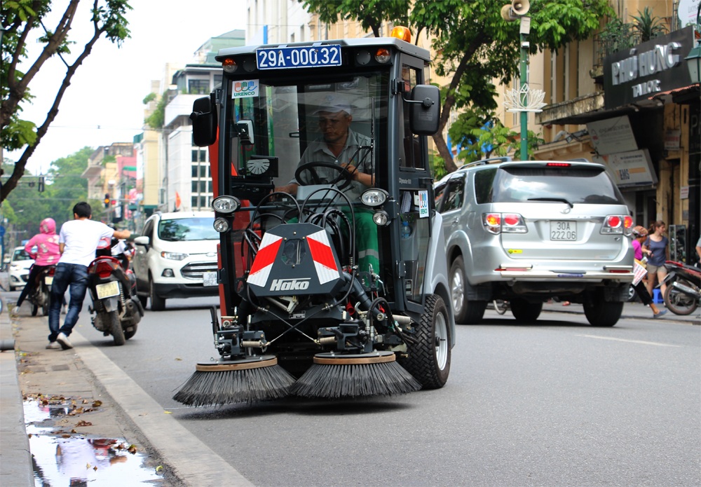 Với thiết kế nhỏ gọn, siêu xe này có thể đi vào các con phố nhỏ để dọn vệ sinh. Ngoài ra, xe này còn dọn vệ sinh cả trên vỉa hè.