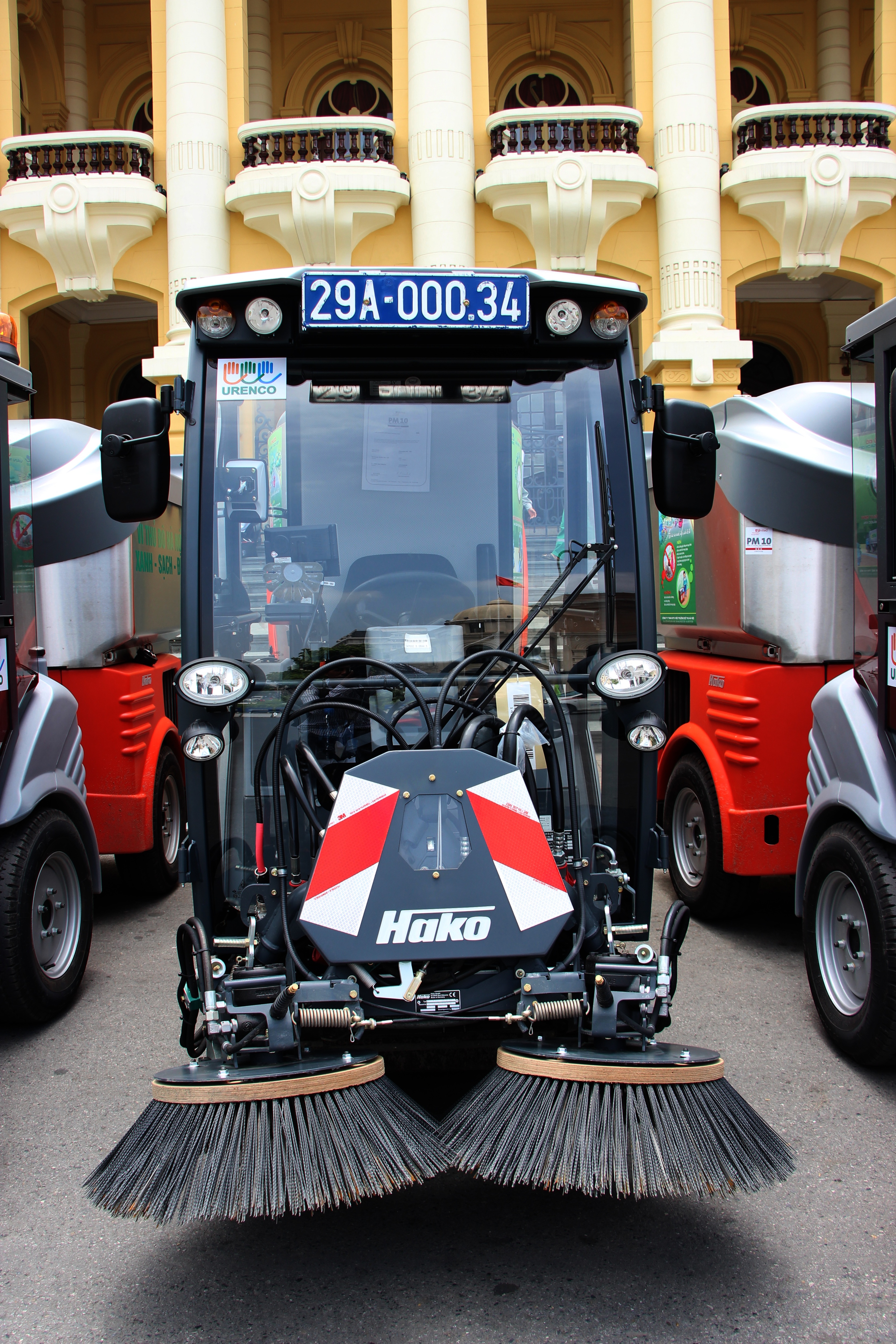 
Một chiếc siêu xe dọn vệ sinh nhập từ Đức về Hà Nội.
