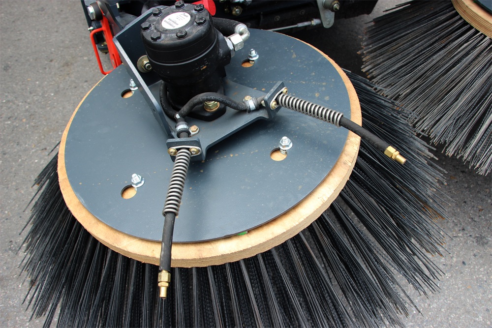 Quá trình hoạt động, nước liên tục được xả ra từ 2 chiếc vòi này để tránh gây bụi trên đường phố.