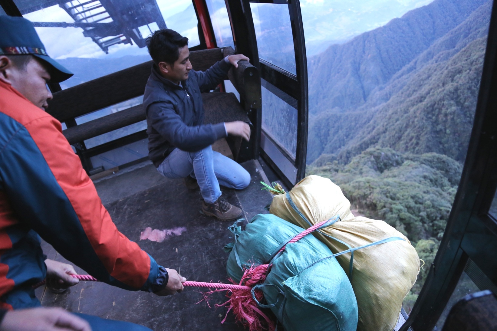 
Tiếp tế lương thực cho đội cứu hộ, cứu nạn từ cáp treo.
