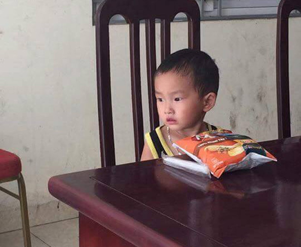 Doanh nhân Hải Phòng ngỏ lời nhận nuôi bé 2 tuổi bị bỏ rơi ở Hà Nội - 1
Bé trai bị bỏ rơi kèm theo lá thư nhờ nuôi hộ đã được một doanh nhân ở Hải Phòng ngỏ ý muốn nhận nuôi.
