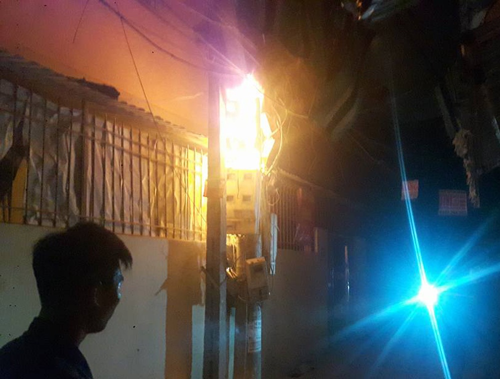 Cột điện bất ngờ bốc cháy dữ dội trong đêm