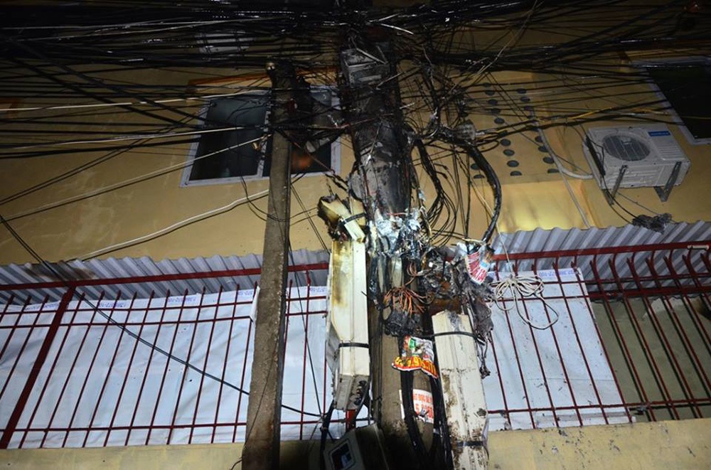 Nhiều dây điện, hộp chứa đồng hồ điện bị ngọn lửa thiêu rụi.