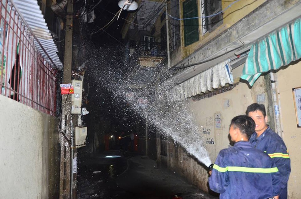 Lực lượng PCCC đã nhanh chóng dập tắt đám cháy sau ít phút.