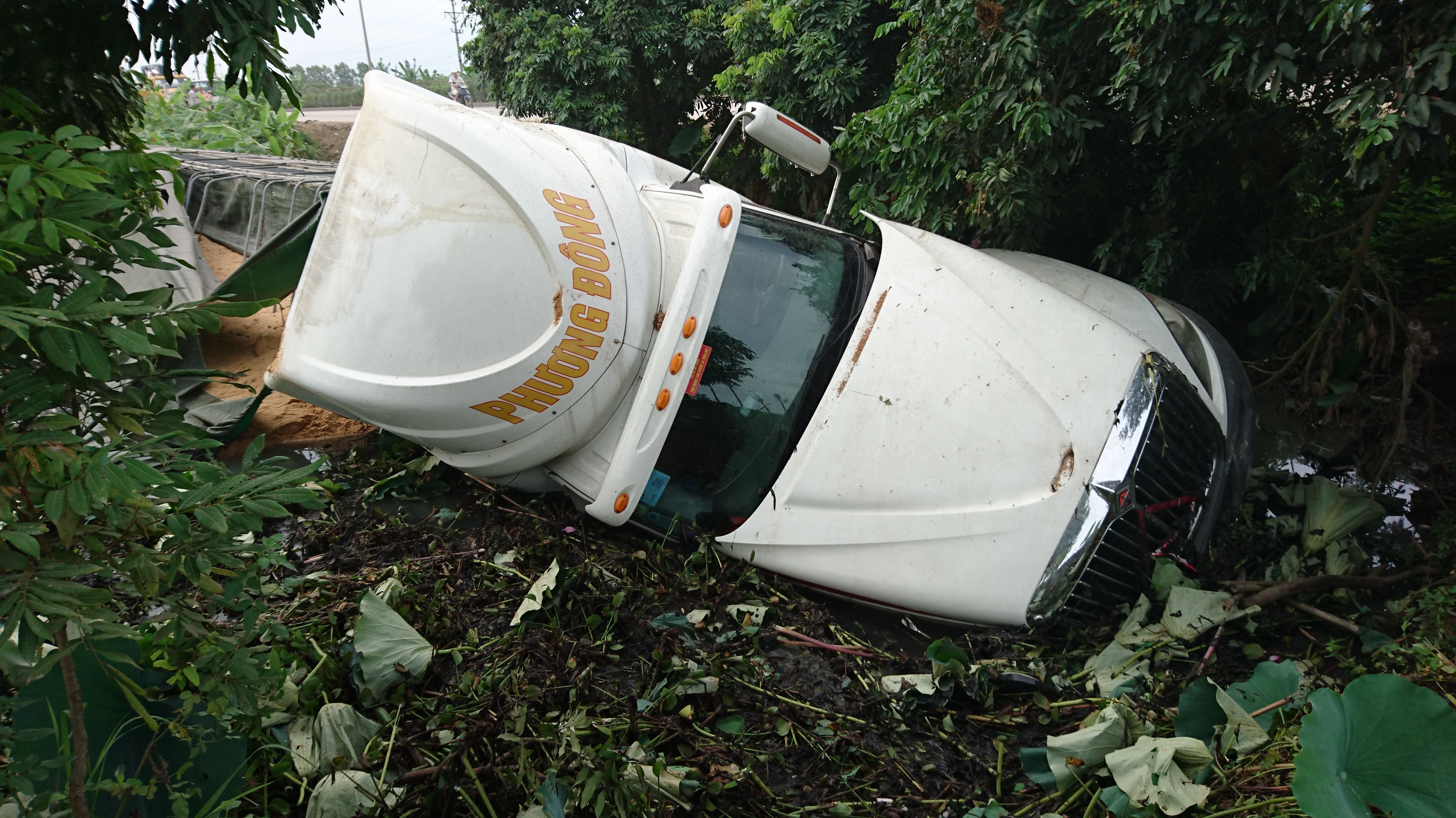 Chiếc xe đã bị hư hỏng nhiều bộ phận.