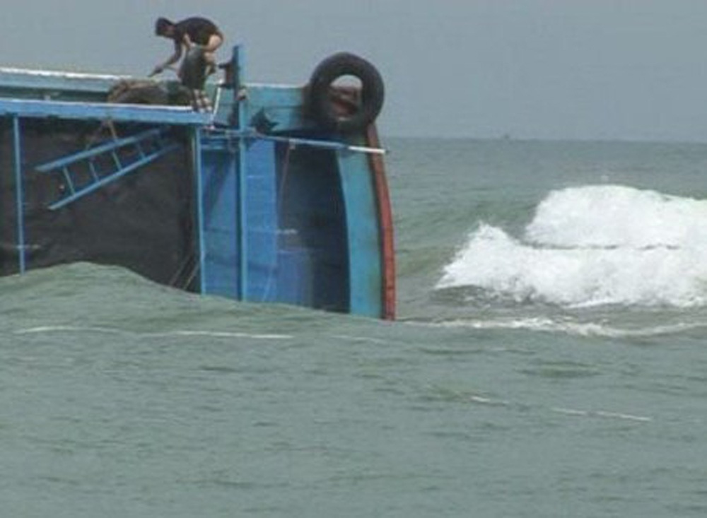 Ngư dân Việt Nam cần làm gì để tránh bị tàu nước ngoài bắt giữ? - 2 Tàu cá QNg 90497-TS bị tàu Trung Quốc tông chìm ngay trên ngư trường Hoàng Sa hôm 9/7 vừa qua.