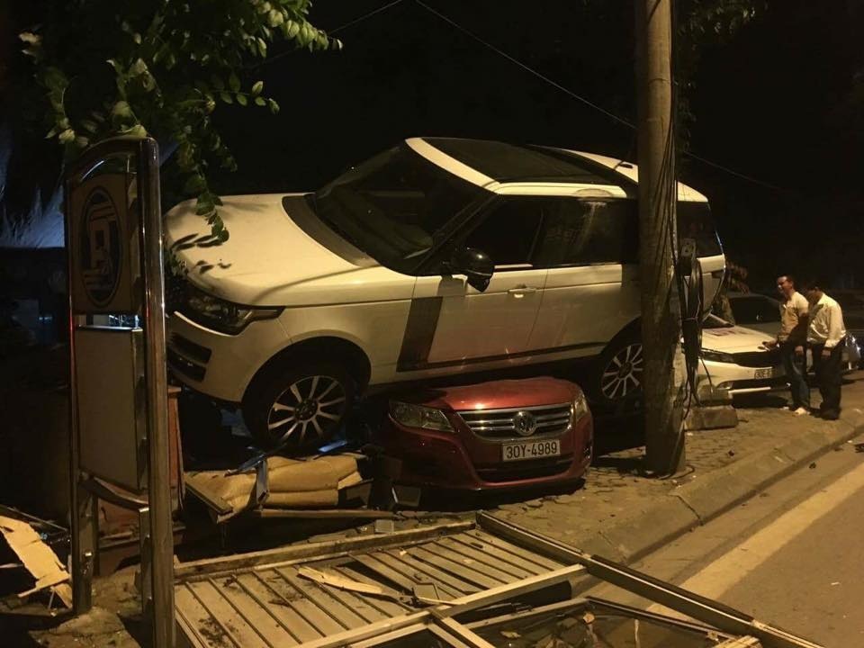 Range Rover “ngồi chễm chệ” trên... nóc xe Volkswagen - 1
Hiện trường vụ tai nạn (ảnh CTV cung cấp)