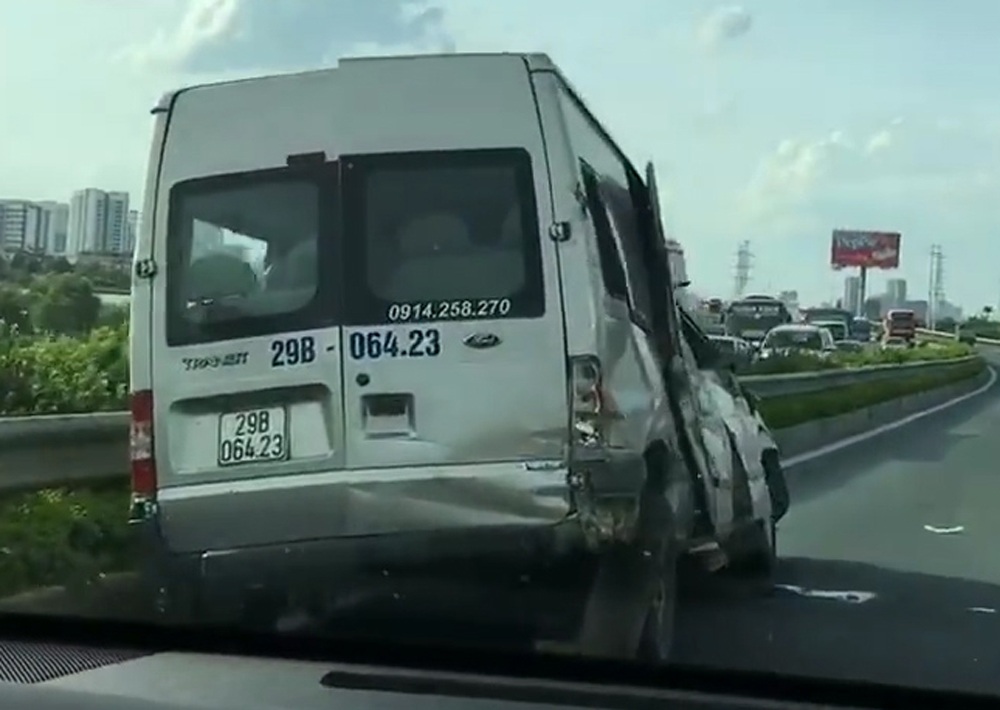 Cao tốc Pháp Vân - Cầu Giẽ tắc nghẽn do xe chở trâu va xe khách - 2 Xe khách 16 chỗ lao vào dải phân cách sau cú va chạm, hư hỏng khá nặng (ảnh cắt từ clip)