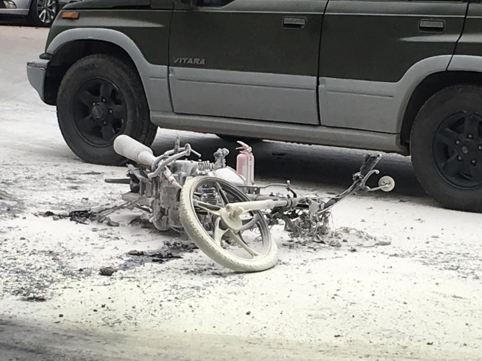 Hà Nội: Va chạm với taxi, xe máy bốc cháy dữ dội - 2 Chỉ trong chốc lát chiếc xe máy đã bị ngọn lửa thiêu rụi.