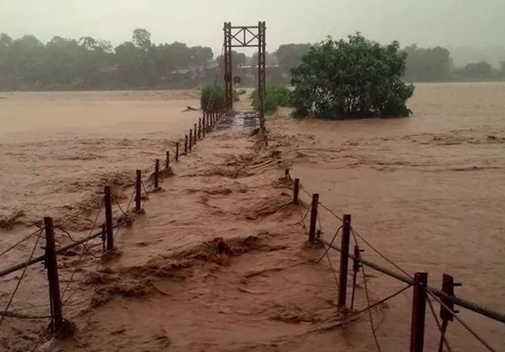 Công điện ứng phó với mưa lũ, sạt lở đất - 2 Lũ lớn cuồn cuộn ngập cầu treo tại Lào Cai, sáng 5/8 (Ảnh: Phạm Ngọc Triển).