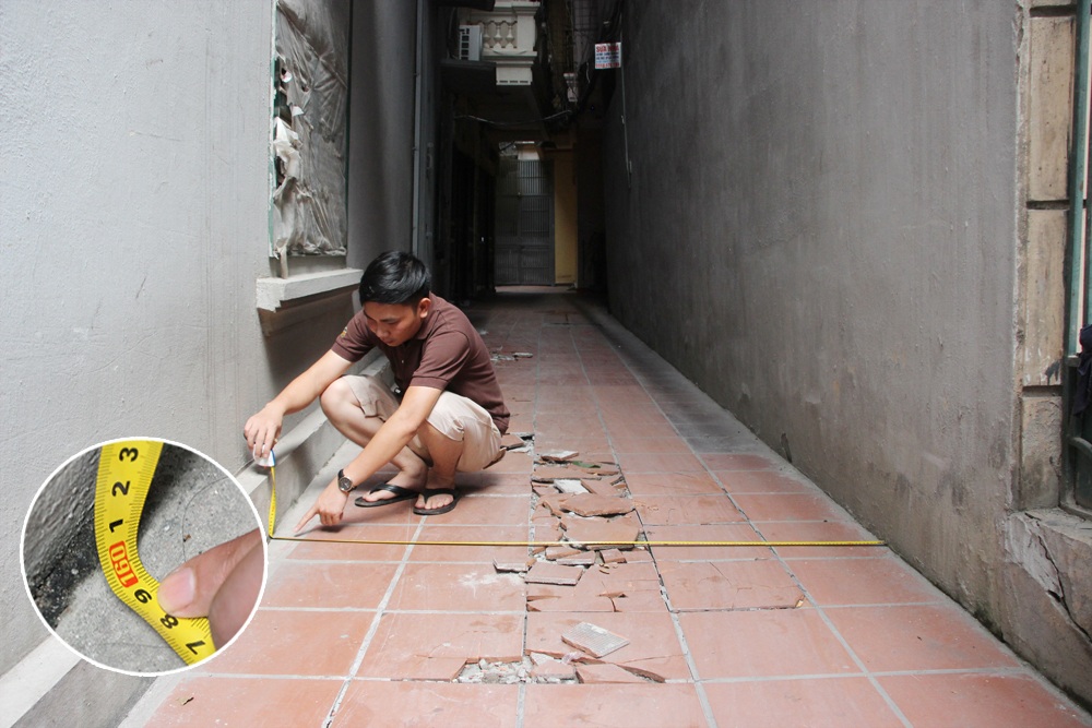 Hà Nội: Thấp thỏm sống gần ngôi nhà 4 tầng nghiêng gần 1m - 2 Khi đo ở vị trí sát chân móng, khoảng cách giữa tường nhà số 177 và nhà kế bên là 160cm.