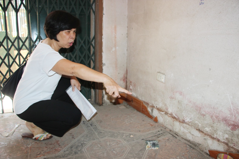 Vụ nhà nghiêng gần 1m: Công trình nguy hiểm cần sớm phá dỡ - 2 Bà Thùy mong muốn chính quyền cần vào cuộc quyết liệt để gia đình bà sớm được phá dỡ ngôi nhà bị nghiêng nguy hiểm suốt nhiều năm.