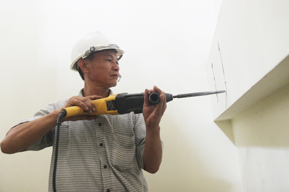 Vụ nhà nghiêng gần 1m: Yêu cầu người dân di dời khẩn cấp - 4 Cơ quan chức năng tiến hành lấy mẫu nhà số 177 và 179 để mang đi kiểm định chất lượng công trình.