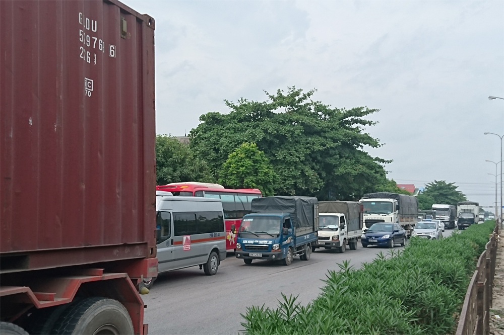 Ô tô "rúc" vào gầm xe khách, quốc lộ 5 ùn tắc kéo dài - 2 Ô tô "rúc" vào gầm xe khách, quốc lộ 5 ùn tắc kéo dài - 2