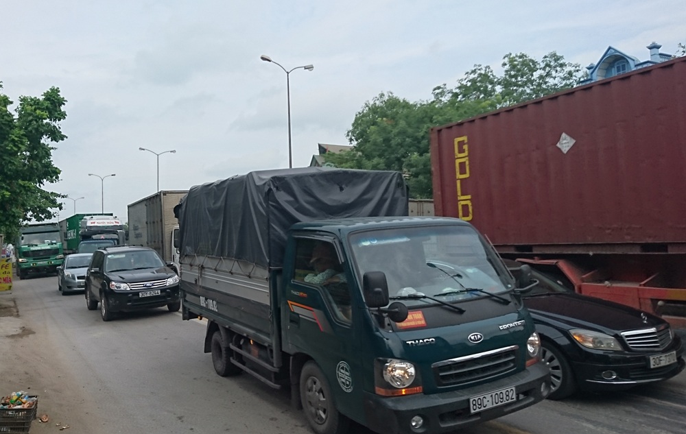 Ô tô "rúc" vào gầm xe khách, quốc lộ 5 ùn tắc kéo dài - 3 Giao thông ùn tắc kéo dài theo hướng đi Hà Nội.